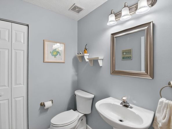 9861 Fairway Cove Ln, Plantation FL 33324