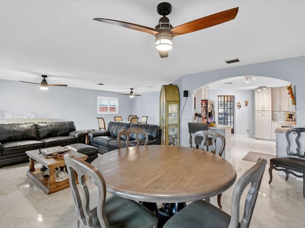 9861 Fairway Cove Ln, Plantation FL 33324