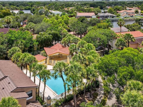 9861 Fairway Cove Ln, Plantation FL 33324