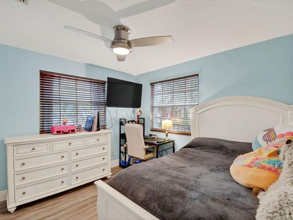 9861 Fairway Cove Ln, Plantation FL 33324