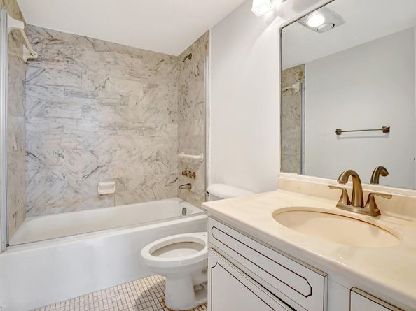 9400 N Hollybrook Lake Dr 105, Pembroke Pines FL 33025