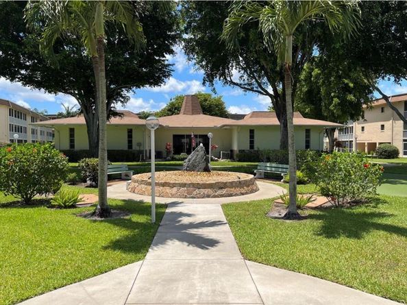 700 Village Green Court 303, Palm Springs FL 33461