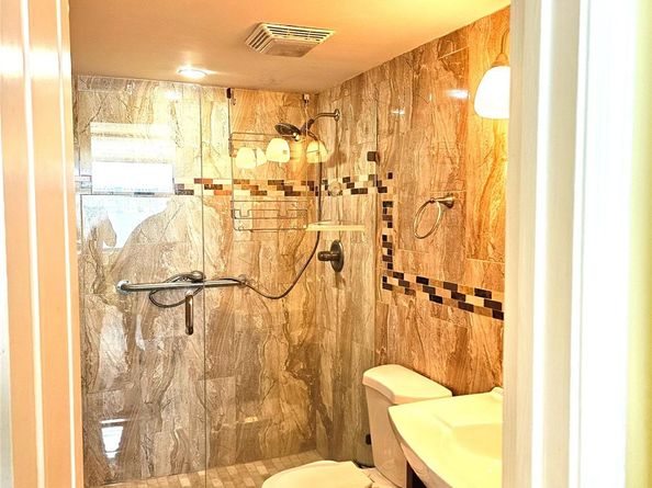 115 Lake Emerald Dr 307, Oakland Park FL 33309