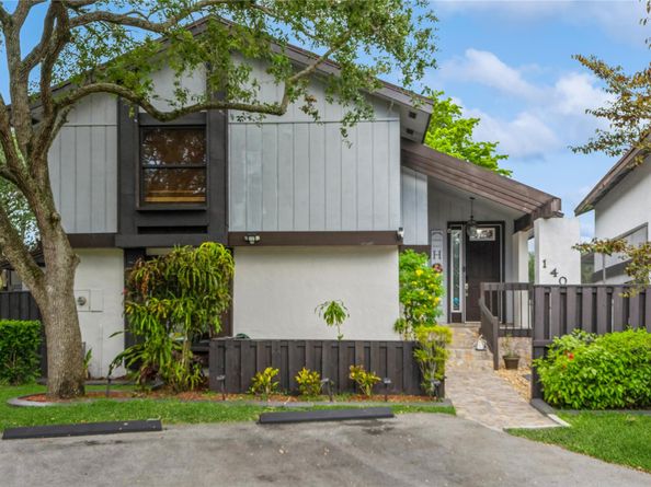 1400 W Sandpiper Cir, Pembroke Pines FL 33026