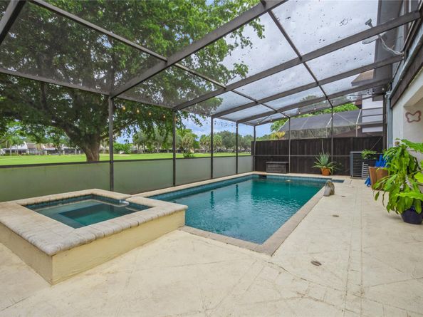 1400 W Sandpiper Cir, Pembroke Pines FL 33026
