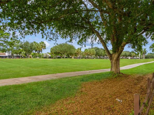 1400 W Sandpiper Cir, Pembroke Pines FL 33026