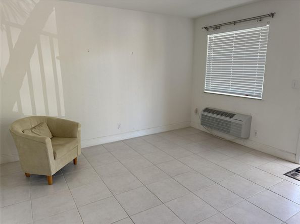 4071 N Dixie Hwy 19, Oakland Park FL 33334