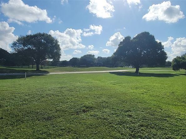 9421 SW Evergreen Pl 102, Davie FL 33324