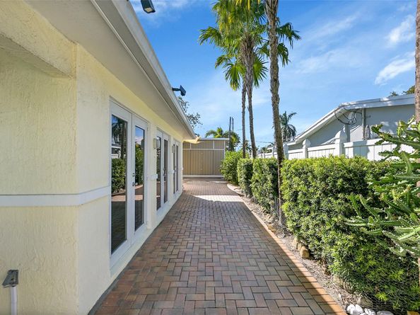 281 SW 18th Ct, Pompano Beach FL 33060