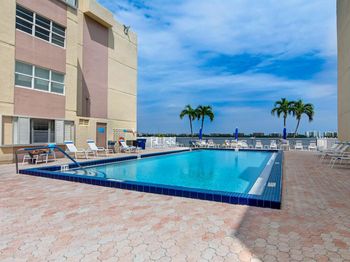 1502 S Lakeside Drive