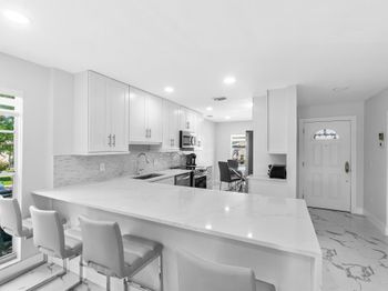 6 Stratford Drive E