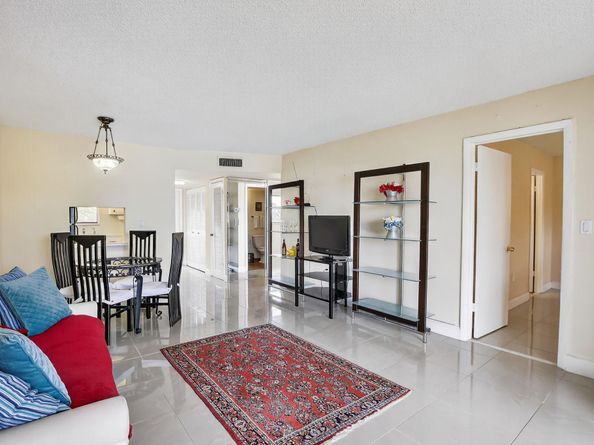 8100 Sunrise Lakes Blvd 303, Sunrise FL 33322