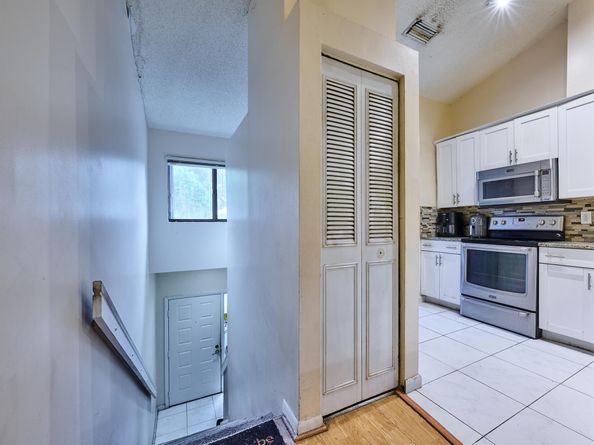 305 Harbour Pointe Way, Greenacres FL 33413