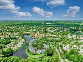 305 Harbour Pointe Way, Greenacres FL 33413