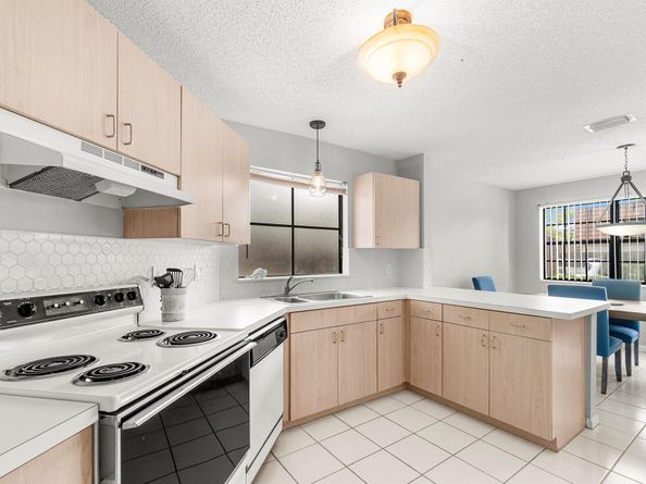 134 Weybridge Circle B, Royal Palm Beach FL 33411