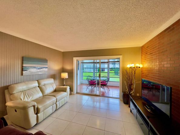 3500 NW 48th Avenue 402, Lauderdale Lakes FL 33319