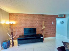 3500 NW 48th Avenue 402, Lauderdale Lakes FL 33319