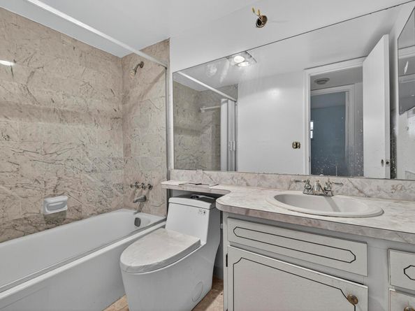 681 S Hollybrook Drive 302, Pembroke Pines FL 33025