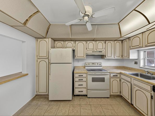 681 S Hollybrook Drive 302, Pembroke Pines FL 33025