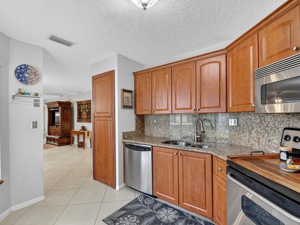 801 Harbour Pointe Way, Greenacres FL 33413