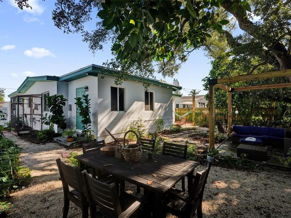 220 NE 165th St, Miami FL 33162