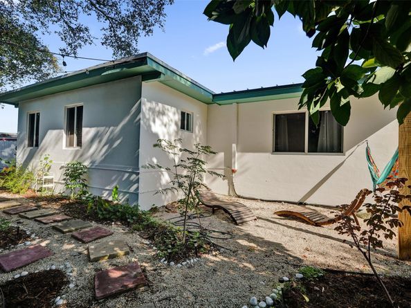 220 NE 165th St, Miami FL 33162