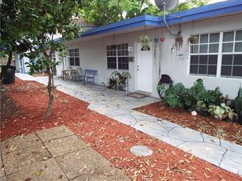 898 NE 39th St