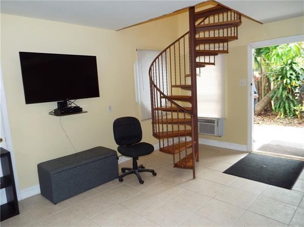 898 NE 39th St, Oakland Park FL 33334