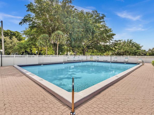 3300 W Rolling Hills Cir 705, Davie FL 33328