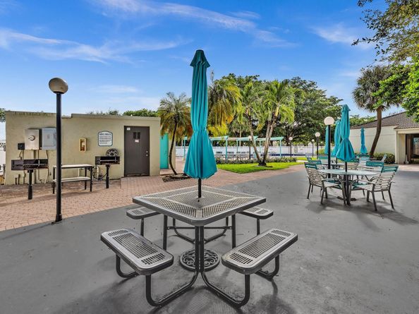 3300 W Rolling Hills Cir 705, Davie FL 33328