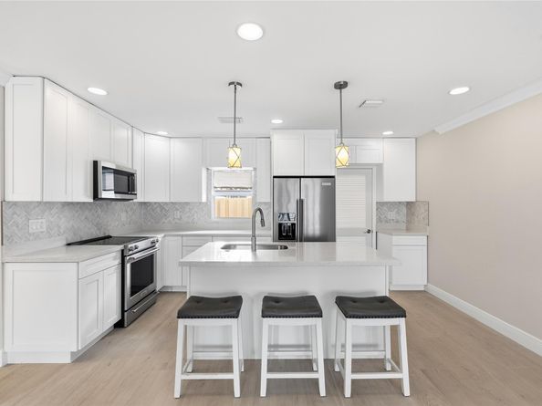 2000 NE 17 Ct., Fort Lauderdale FL 33304