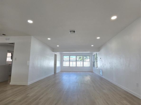 8571 NW 16th St, Pembroke Pines FL 33024