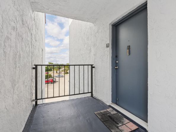 2860 Somerset Drive 307k, Lauderdale Lakes FL 33311