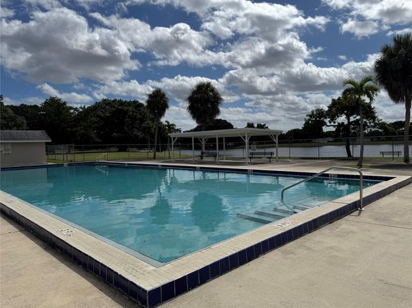 8212 NW 74th Ter, Tamarac FL 33321