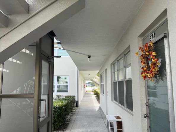 387 Chatham S, West Palm Beach FL 33417