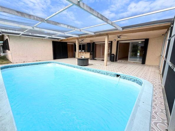 8800 NW 3 St, Pembroke Pines FL 33024