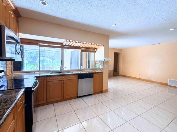 8800 NW 3 St, Pembroke Pines FL 33024