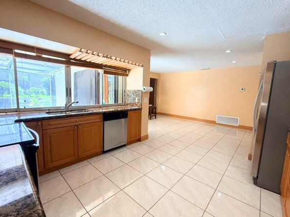 8800 NW 3 St, Pembroke Pines FL 33024