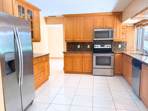 8800 NW 3 St, Pembroke Pines FL 33024