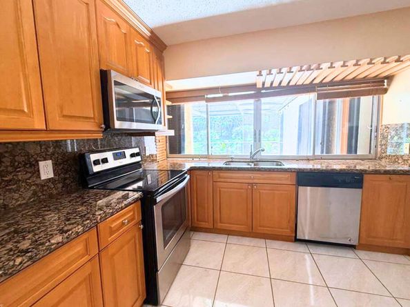 8800 NW 3 St, Pembroke Pines FL 33024