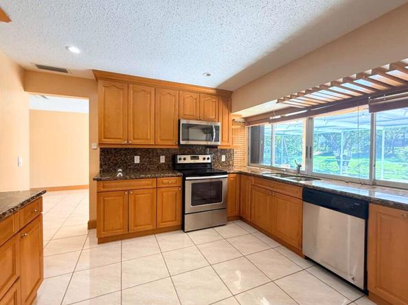 8800 NW 3 St, Pembroke Pines FL 33024