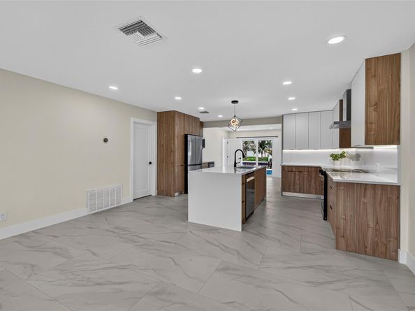 230 SE 3rd Ave, Pompano Beach FL 33060