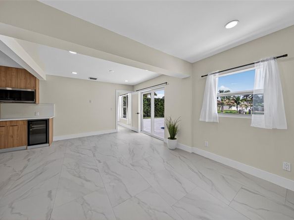 230 SE 3rd Ave, Pompano Beach FL 33060