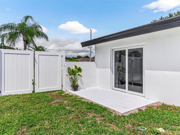 230 SE 3rd Ave, Pompano Beach FL 33060