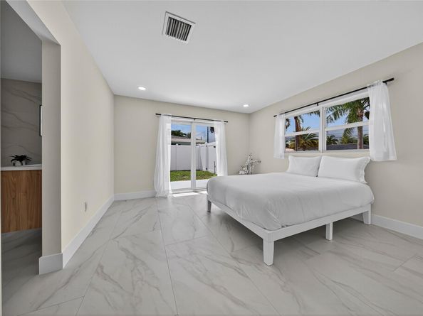 230 SE 3rd Ave, Pompano Beach FL 33060