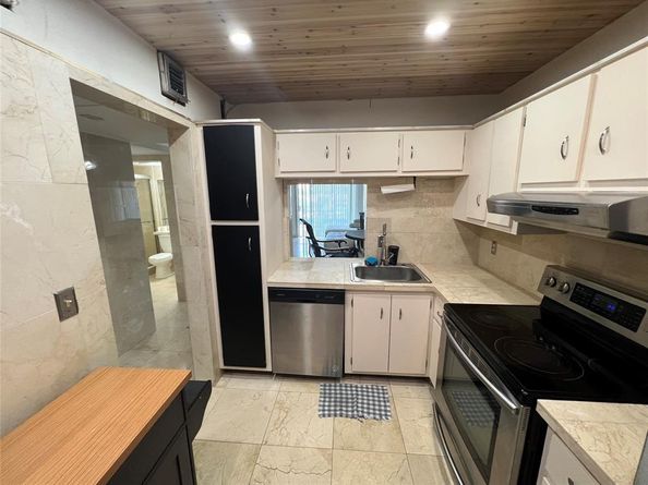 4311 Crystal Lake Dr 421, Deerfield Beach FL 33064