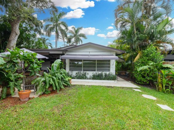 718 N Lakeside Dr, Lake Worth Beach FL 33460