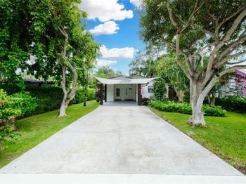 718 N Lakeside Dr