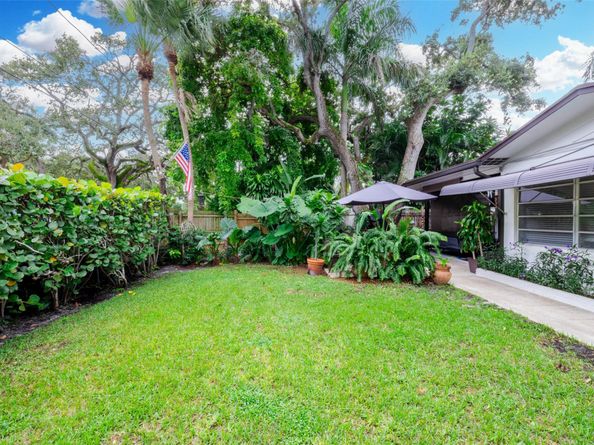 718 N Lakeside Dr, Lake Worth Beach FL 33460