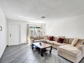 7003 NW 95th Ter, Tamarac FL 33321